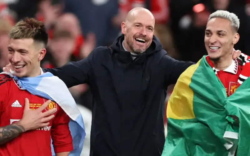 صفقة مانشستر يونايتد بقيمة 140 مليون جنيه إسترليني لضم أنتوني وليساندرو مارتينيز من أياكس، تثير خلافًا حادًا حول رسوم الكشافة.